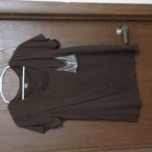 Brown short sleeve with metallic pocket